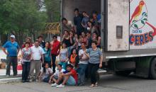 Colaboradores de Formosa cargando camión Caceres